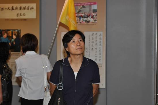 食品学院工会主席王海鸥老师正在认真参观南湖革命纪念馆